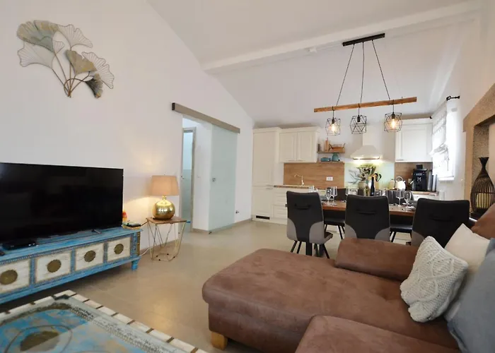 Three Bedroom Holiday Home With Pool